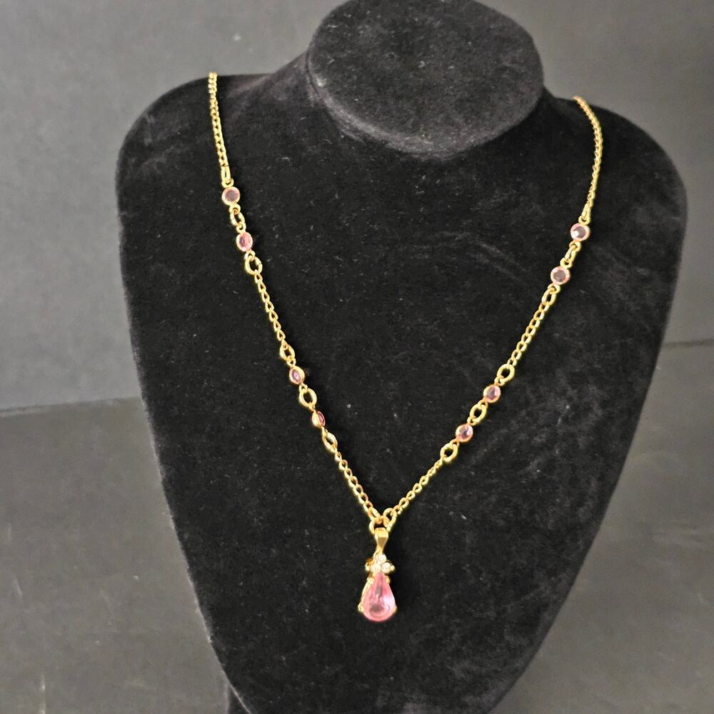 Avon Gold Tone Necklace w/Pink Stones & a Teardrop Pendant w/ Box 9.5"